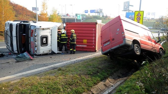 Šest lidí zemřelo při srážce s kamiony