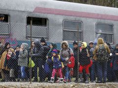 Uprchlíci ve Spielfeldu na rakousko-slovinské hranici.