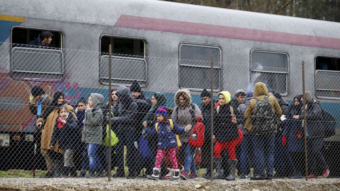 Běženci na rakousko-slovinské hranici loni v únoru.