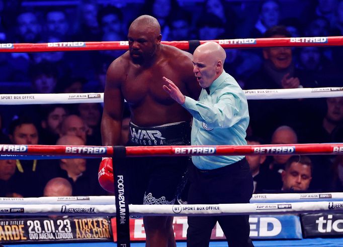 Zraněný Derek Chisora v zápase o titul šampiona WBC s Tysonem Furym