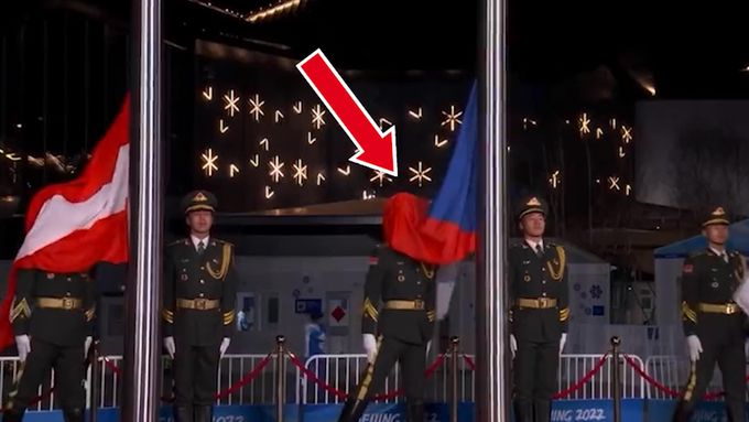 Čínský voják se zamotal do české vlajky. Jediný člověk, kterého zlato pro Ledeckou netěšilo