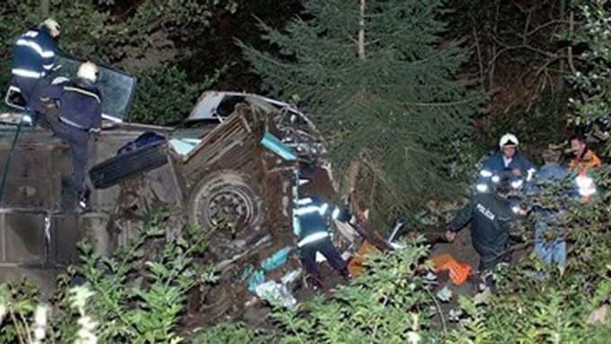 Jde o druhou nehodu autobusu od nedělního večera. Nedaleko Hriňové ve středním Slovensku zemřeli při podobné havárii čtyři lidé, dalších třicet bylo zraněno (viz foto).