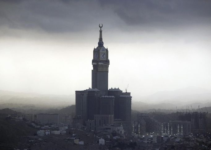 The four-faced Mecca Clock Tower is seen from the top of Mount Noor where Muslims believe Prophet Mohammad received the first words of the Koran through Gabriel in the Hera cave, during the annual haj pilgrimage in the holy city of Mecca October 21, 2012. REUTERS/Amr Abdallah Dalsh (SAUDI ARABIA - Tags: RELIGION) Published: Říj. 21, 2012, 10:40 odp.