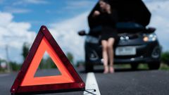 Ilustrační - Autonehoda, porucha, řidička, výstražný trojúhelník