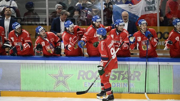 Čeští hokejisté slaví gól proti Finům.