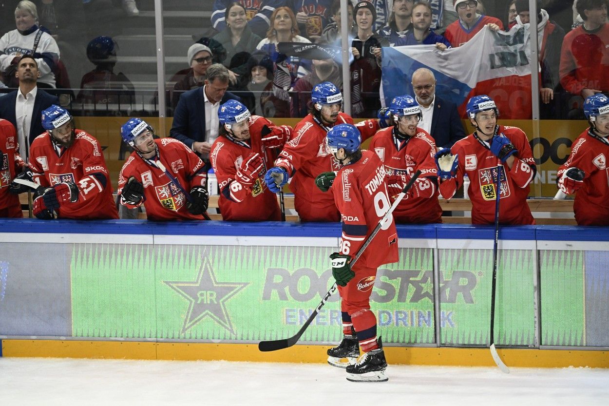 Čeští hokejisté slaví gól proti Finům