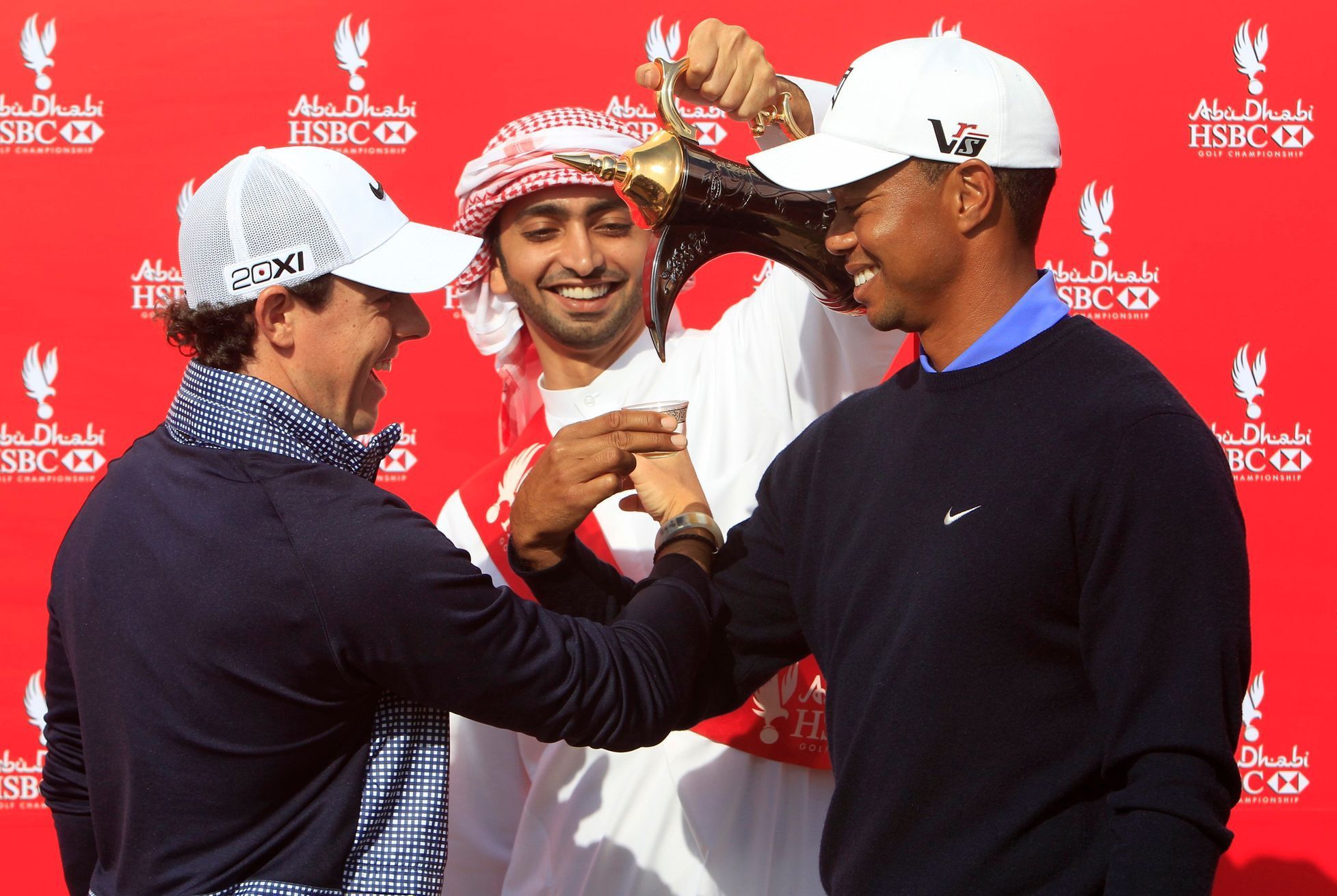 Rory McIlroy a Tiger Woods na golfovém turnaji v Abú Dhabí