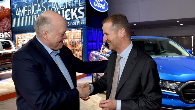 Hackett (vlevo) a Diess. Spolupráce mezi Fordem a Volkswagenem zpečetěná podáním rukou jejich šéfů.