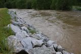 V Nové Huti u Dýšiné na Plzeňsku, kterou protéká řeka Klabava, nedávno dokončili protipovodňový val