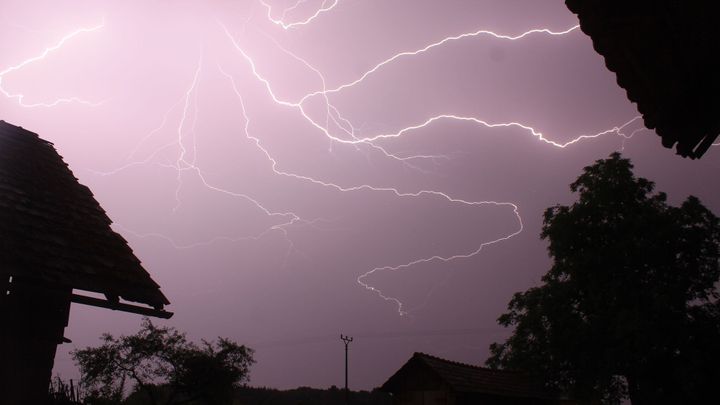 Na jihu a východě Česka se prohnaly silné bouřky, hasiči jezdí k desítkám výjezdů