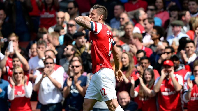 Olivier Giroud slaví vítězný gól Arsenalu proti West Bromwichi.
