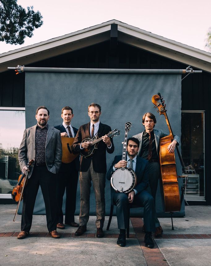 Punch Brothers se jmenují dle hravé povídky Marka Twaina, v níž figuruje říkanka sestavená z pokynů vlakového průvodčího.