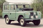 O deset let později se do terénu pustila nová verze Land Rover Series II. a v roce 1961 ještě modifikovaná Series IIA (na obrázku). Auto jezdilo jako dvou a třídveřové a také jako pick-up.
