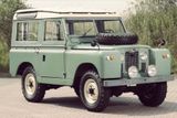 O deset let později se do terénu pustila nová verze Land Rover Series II. a v roce 1961 ještě modifikovaná Series IIA (na obrázku). Auto jezdilo jako dvou a třídveřové a také jako pick-up.