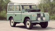 O deset let později se do terénu pustila nová verze Land Rover Series II. a v roce 1961 ještě modifikovaná Series IIA (na obrázku). Auto jezdilo jako dvou a třídveřové a také jako pick-up.