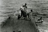 Letadlo George Bushe bylo sestřeleno nad Japonskem, američtí námořníci zachraňují pilota Bushe z moře krátce před tím, než na místo dorazili Japonci, 2. září 1944.