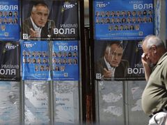 Muž prochází v Sofii kolem volebních plakátů Bojka Borisova.