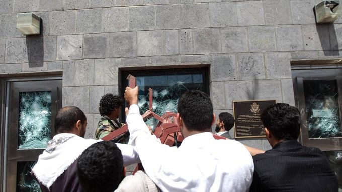 Jemenci útočí na ambasádu USA v Saná
