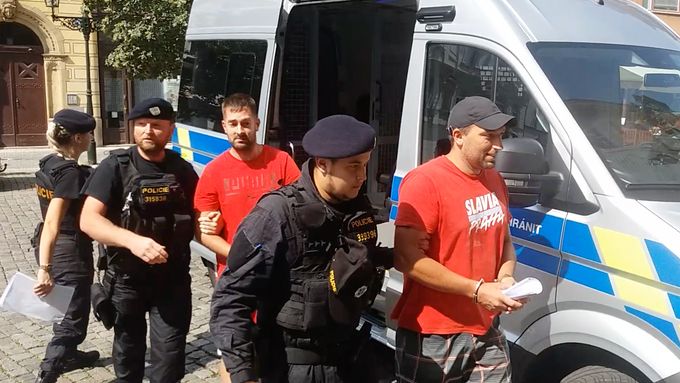 Policisté odvádějí k Obvodnímu soudu pro Prahu 1 Patrika Tušla a Tomáše Čermáka