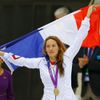 Francouzská plavkyně Camille Muffatová slaví vítězství se zlatou medailí na krku v kategorii na 400 metrů ve volném stylu na OH 2012 v Londýně.