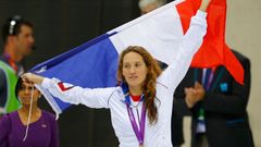 Francouzská plavkyně Camille Muffatová slaví vítězství se zlatou medailí na krku v kategorii na 400 metrů ve volném stylu na OH 2012 v Londýně.