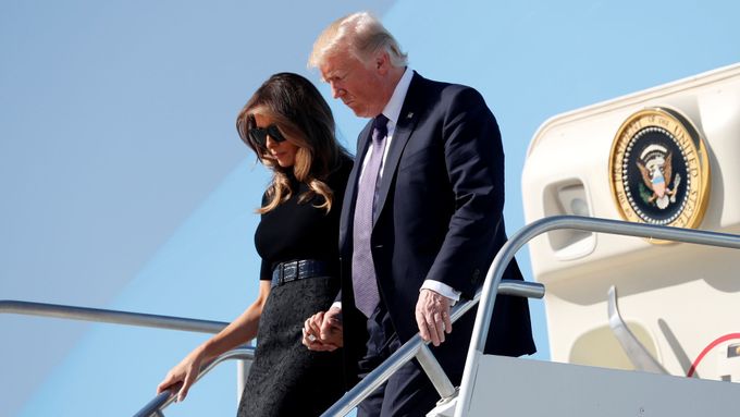 Donald Trump s manželkou po příletu do Las Vegas.
