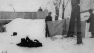 Fotografie ohořelého těla Oleksy Hirnyka na místě jeho sebeupálení, 21. ledna 1978.