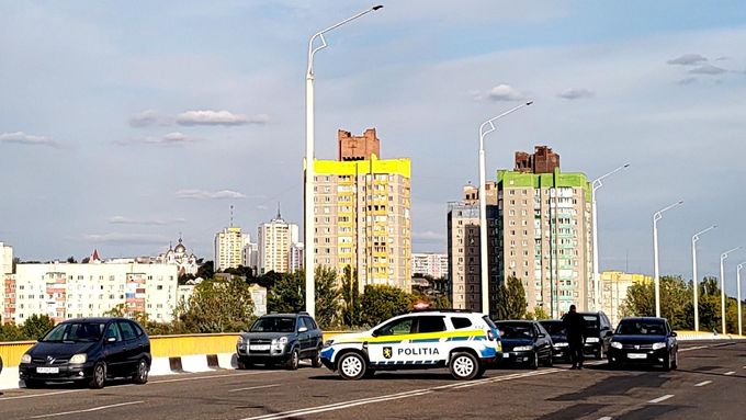 Most je zaminovaný, tvrdili moldavští policisté redaktorovi Aktuálně.cz