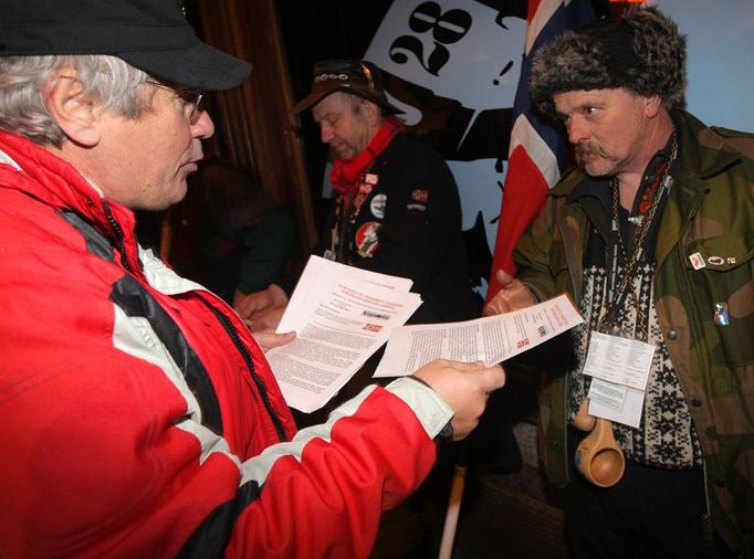 Eduard Štolba, bývalý atlet a bývalý podnikatel, rozdává letáky norským fanouškům.