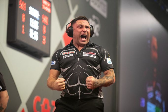 Gerwyn Price se sluchátky ve čtvrtfinále MS v šipkách 2023.