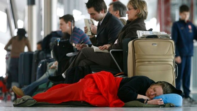 Přes 40 tisíc cestujících se musí rozloučit s penězi za zakoupené letenky a návrat domů se pro mnohé z nich komplikuje.