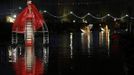 Artists from the French performance group called Ilotopie perform in an aquatic show "MetaMorPhosiS Aquaticae" on the Cannaregio Canal during a parade as part of the opening ceremony of the Venice carnival January 26, 2013. REUTERS/Alessandro Bianchi (ITALY - Tags: SOCIETY) Published: Led. 26, 2013, 8:27 odp.