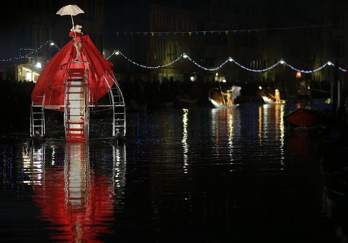 Artists from the French performance group called Ilotopie perform in an aquatic show "MetaMorPhosiS Aquaticae" on the Cannaregio Canal during a parade as part of the opening ceremony of the Venice carnival January 26, 2013. REUTERS/Alessandro Bianchi (ITALY - Tags: SOCIETY) Published: Led. 26, 2013, 8:27 odp.