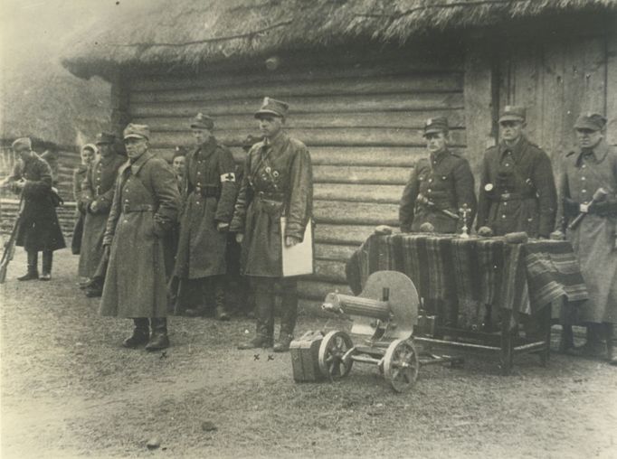 Duben 1944. Skupina důstojníků polské tzv. Domácí armády sleduje, jak noví vojáci 2. roty 7. praporu pěchotního pluku AK skládají přísahu.