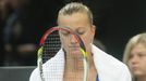 Česká tenistka Petra Kvitová v utkání Fed Cupu 2012 proti Srbce Aně Ivanovičové.