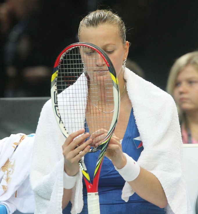 Česká tenistka Petra Kvitová v utkání Fed Cupu 2012 proti Srbce Aně Ivanovičové.