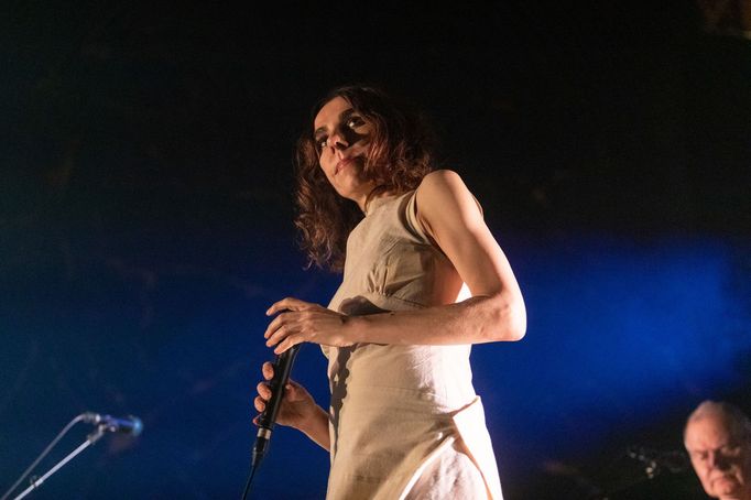 Snímek z pražského koncertu PJ Harvey.