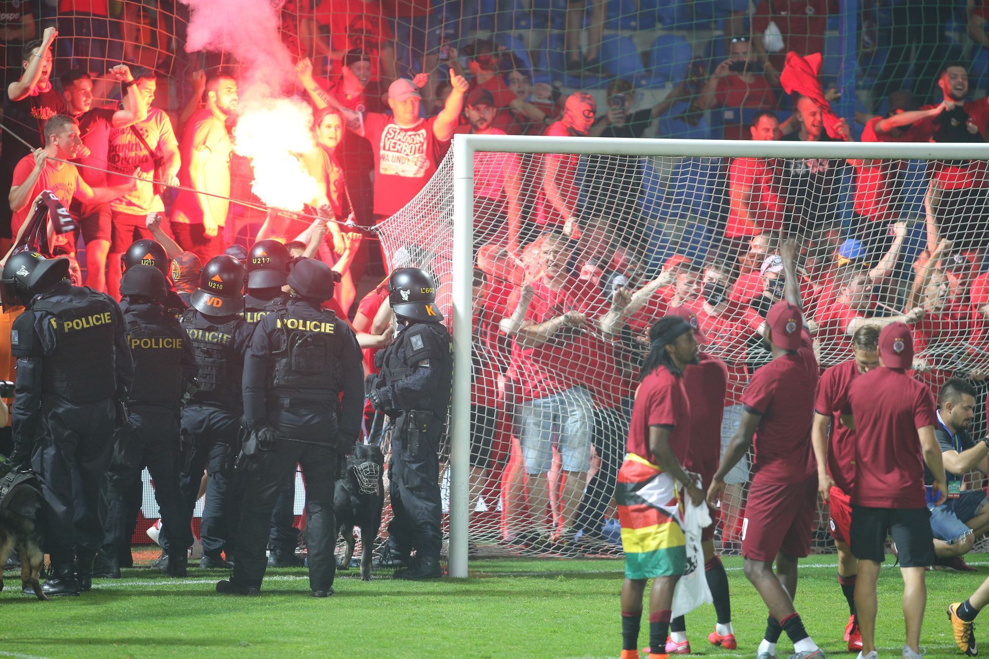 Fanoušci a fotbalisté Sparty slaví vítězství ve finále MOL Cupu proti Liberci