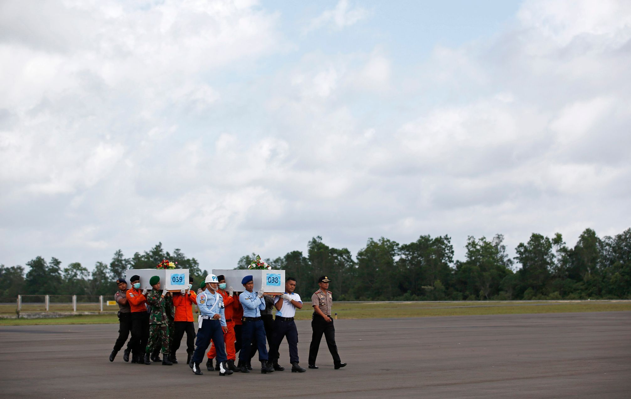 Vytahování trosek letounu airbus A320-200  letecké společnosti AirAsia