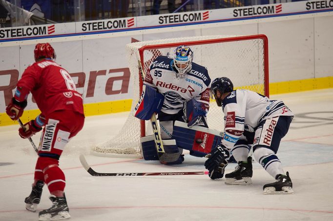 33. kolo hokejové Tipsport extraligy, Vítkovice - Třinec: Šance Arona Chmielewského proti Miroslavu Svobodovi.