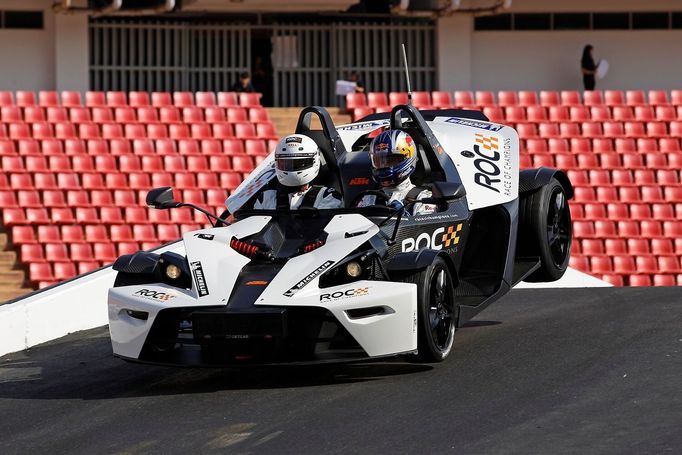 Specialitou Race of Champions je také fakt, že každý pilot (včetně Sébastiena Ogiera na snímku) má při závodech na palubě "pasažéra" z řad VIP hostů závodu.