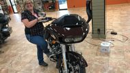 Sama prodejkyně Amy Henryová jezdí každý den do práce na klasickém, několik let starém modelu Road Glide. Ten v její prodejně stojí nový a ve vylepšené úpravě těsně pod 30 tisíc dolarů. "A co byste si vybral? Asi taky spíš tohoto Harleye než elektřinu…"