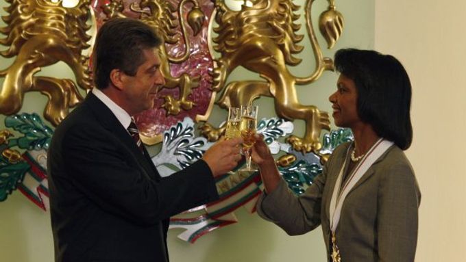 Riceová si připíjí s bulharským prezidentem Parvanovem.