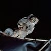 Astronaut Russell L. Schweickart drží v rukou fotoaparát během výstupu do volného vesmíru. Snímek je z mise Apollo 9 (1969)