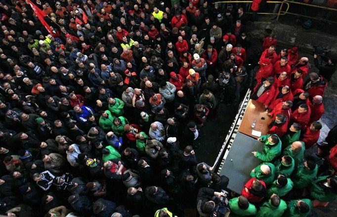 Arcelor Mittal workers from several Liege sites attend a general assembly in Liege January 28, 2013. ArcelorMittal the world's largest steel producer, plans to shut a coke plant and six finishing lines at its site in Liege Belgium, affecting 1,300 employees, the group said on last week. REUTERS/Yves Herman (BELGIUM - Tags: BUSINESS CIVIL UNREST BUSINESS EMPLOYMENT) Published: Led. 28, 2013, 12:04 odp.