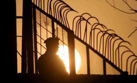 Stráž u kriketového hřiště v Pákistánu