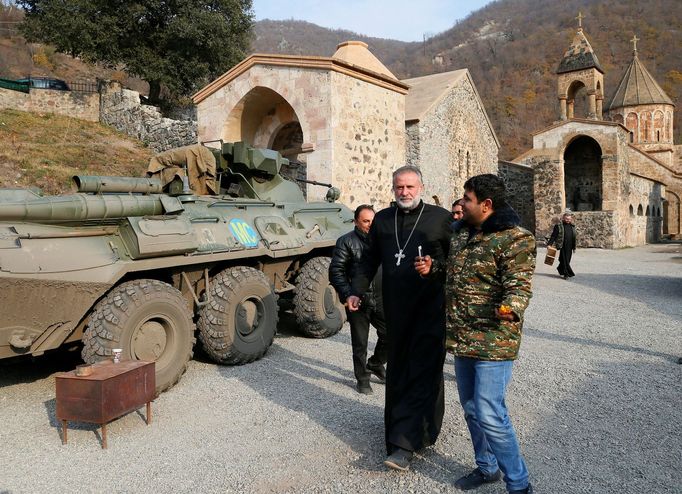 Etničtí Arménci opouští Náhorní Karabach, který připadne po bojích Ázerbájdžánu.