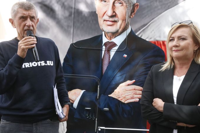 Předseda hnutí ANO Andrej Babiš a jednička kandidátky tohoto hnutí na jihu Moravy Alena Schillerová při jednom z úterních mítinků v kraji.