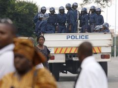 Policejní jednotky pro potírání demonstrací hlídkují v ulicích Harare.