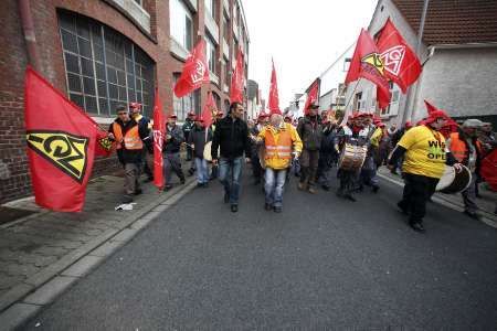 Zaměstnanci Opelu se účastní stávky v Ruesselsheimu